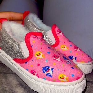 Pinkfong Baby Shark lined slip on sneakers
